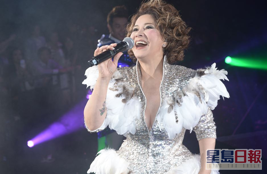 在2005年於香港舉行演唱會後，甄妮已處於半退休狀態。