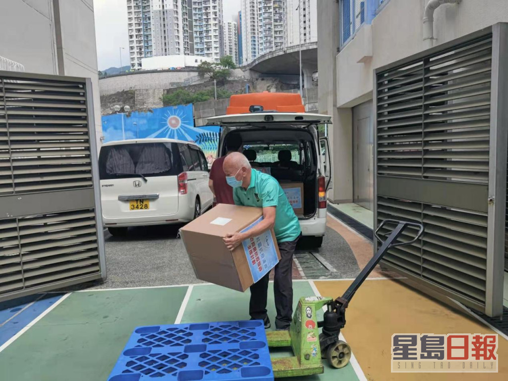 70岁的退休警员义工搬运抗疫物资。网上图片