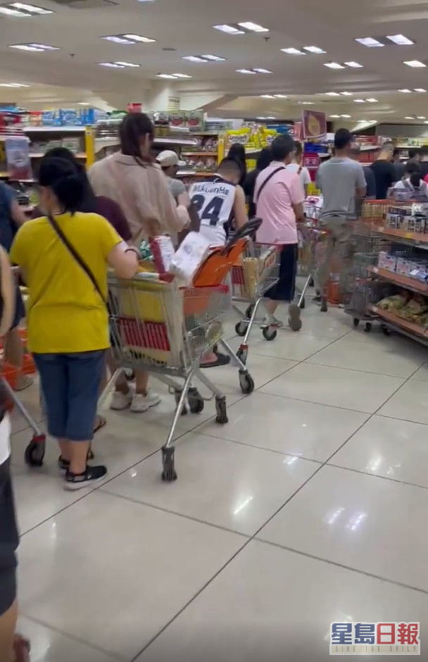 澳門的超市下午出現長長排隊付款人潮。網上圖片