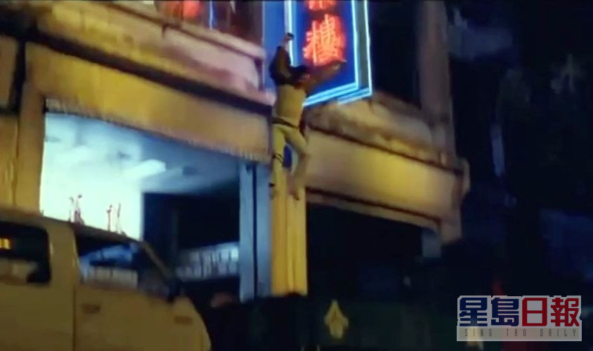 33年前拍电影《龙凤茶楼》，聪哥亲身上阵由4楼跳落地下个货车斗。