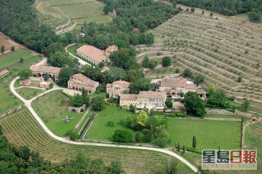 二人於2008年購入法國Château Miraval酒莊。