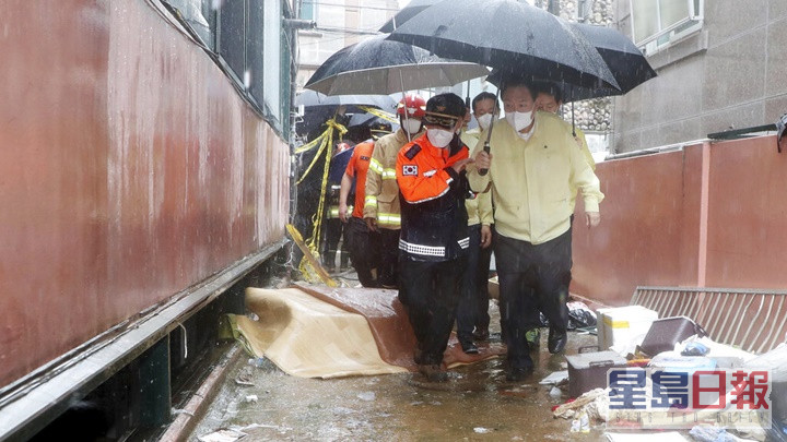 南韩总统尹锡悦(右)亲自视察首尔水灾灾情。AP图片
