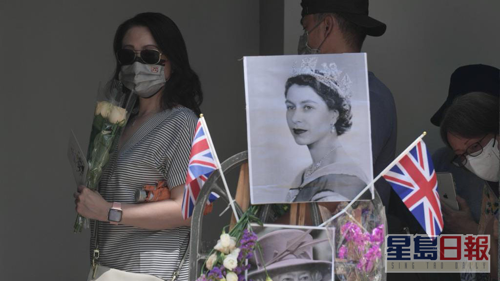 有大批市民前來悼念英女皇。