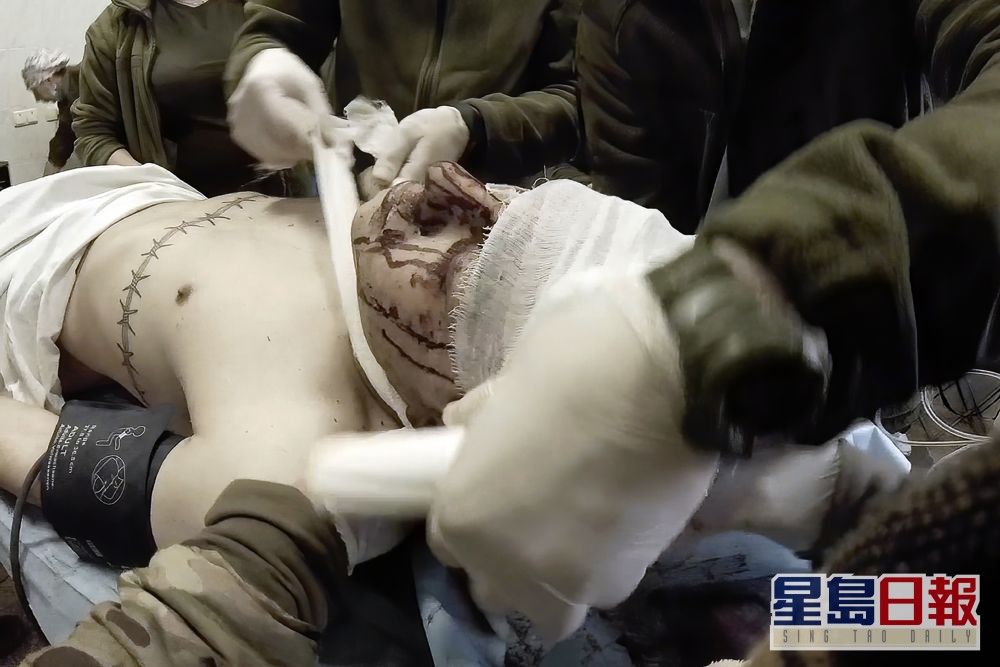 女军医拍下的片纪录了为乌克兰马里乌波尔一名受伤军人头部包扎。AP