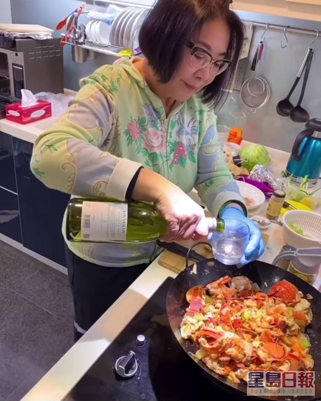 司棋姐在家中煮龙虾汤。