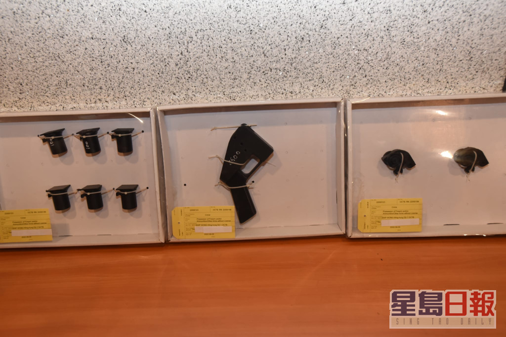 警方检获由3D打印机所制的枪械部件。
