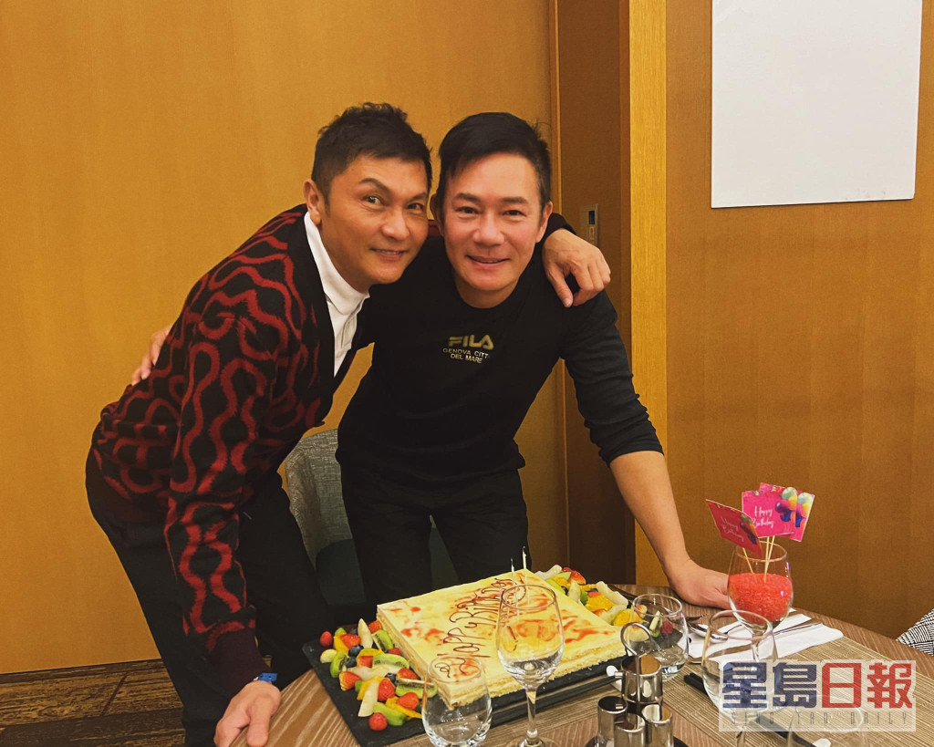 张兆辉（右）的生日愿望是希望世界和平，大家身体健康。