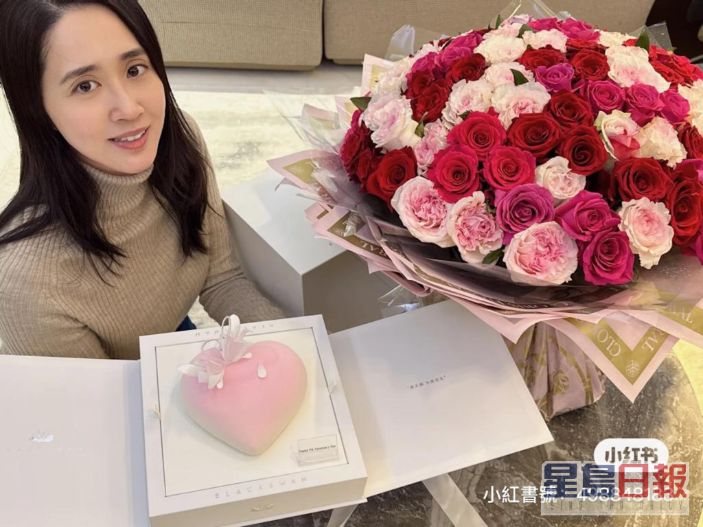 王妤嫻34歲生日收到巨型花束及心形蛋糕。