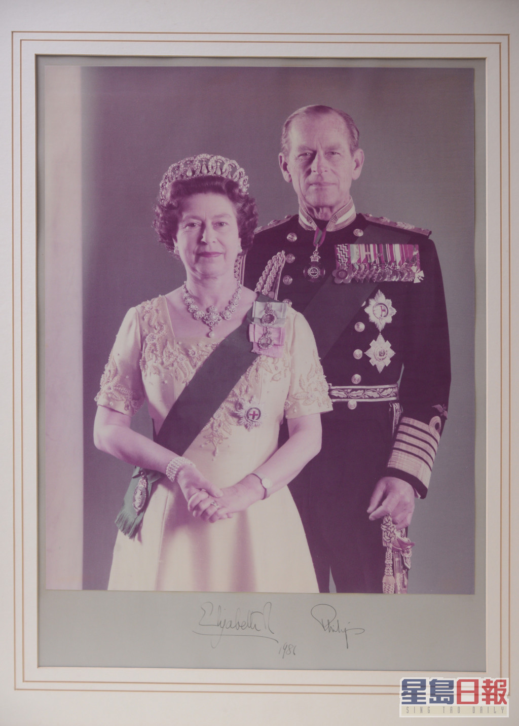 馬會獲御准、把曾接待英女皇的馬會廂房命名為「女皇廂房」、收藏英女皇與皇夫的親筆簽名合照。資料圖片