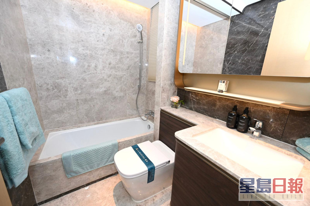 浴室則採用雲石磚鋪砌，盡顥優雅高貴感覺。