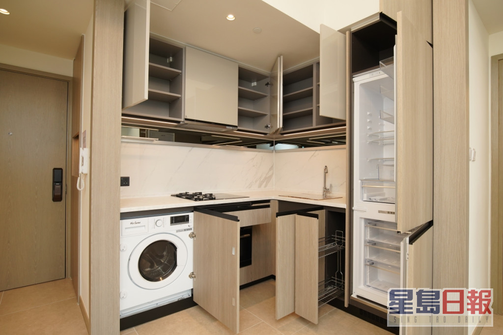 開放式廚房設有多組櫥櫃，並已備齊全廚電。（6B座6樓B5室）