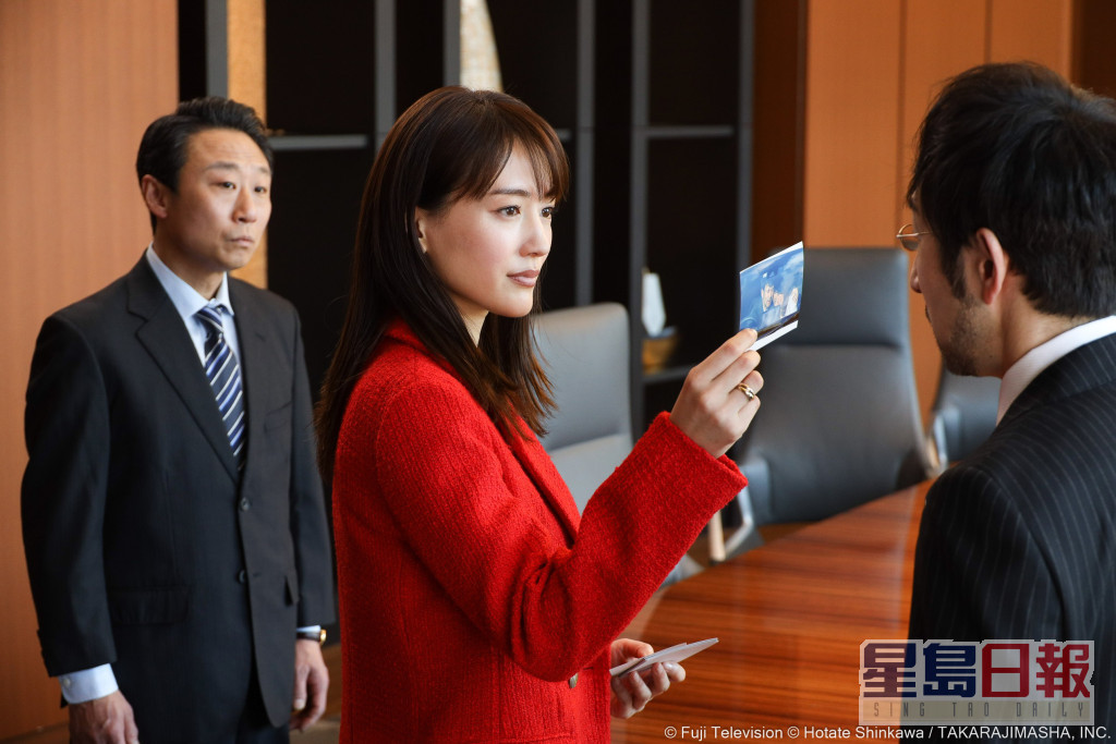 綾瀨遙在《前男友的遺書》中飾演見錢開眼的律師。