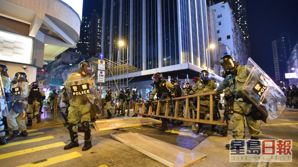 當晚大批示威者集結在荃灣一帶防暴警到場戒備。資料圖片