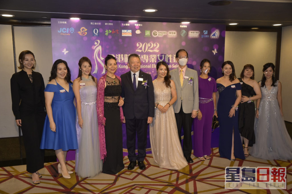 郑文雅（左四）已为「2022全港时尚专业女性选举」担任评审多年。
