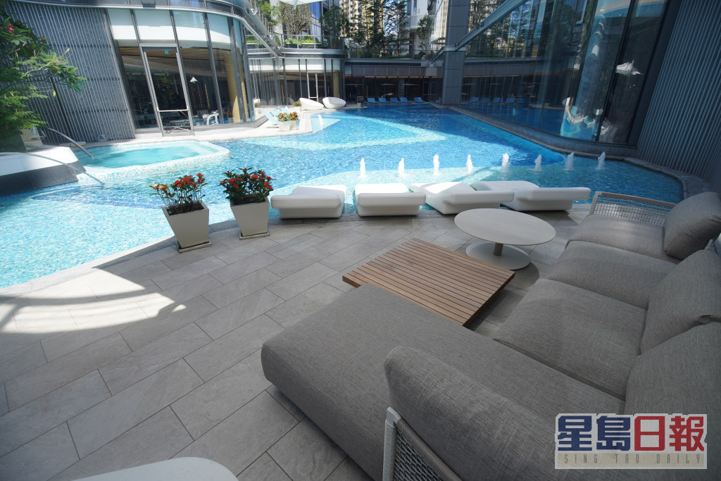 室外泳池提供寬敞的暢泳空間。