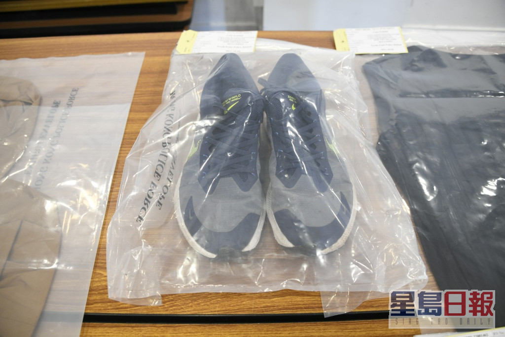 警方展示男子当日犯案的鞋。杨永亨摄