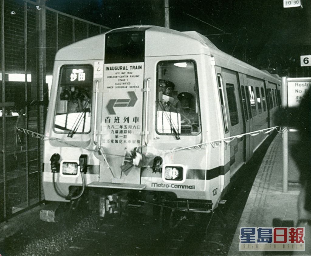 1982年第一代电气化火车通车。资料图片
