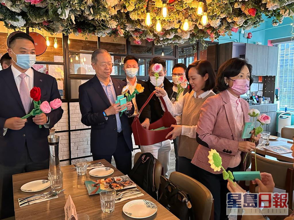 臨近情人節，多名新民黨成員向記者派發朱古力及花。何嘉敏攝