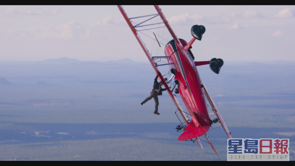 《職7》導演Christopher上載湯告魯斯在空中吊吊揈的照片祝賀對方生日。  ​