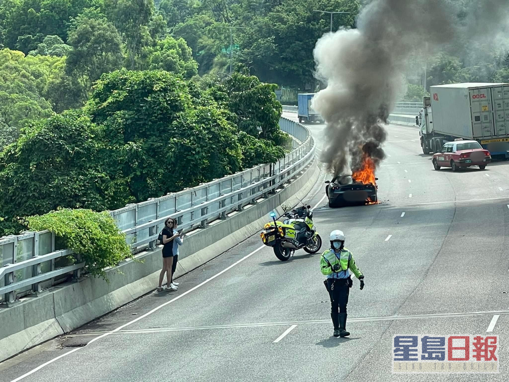 两名男女站在路边待救援。图:网民  香港突发事故报料区