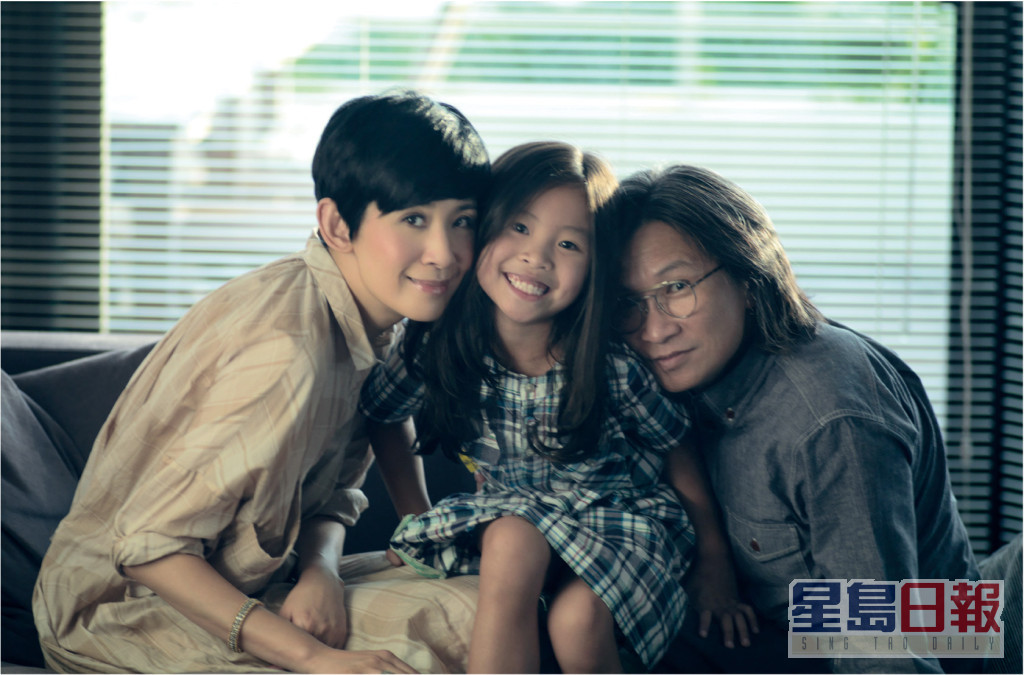 吴君如与陈可辛及女儿陈是知于9年前曾拍摄家庭照，制成月历作义卖用途。
