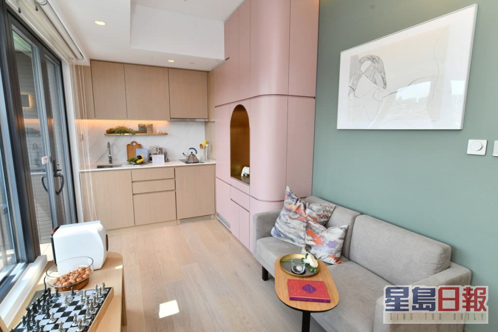 单位用上木系家具配合粉色设计基调，高雅清新。（28楼C室）