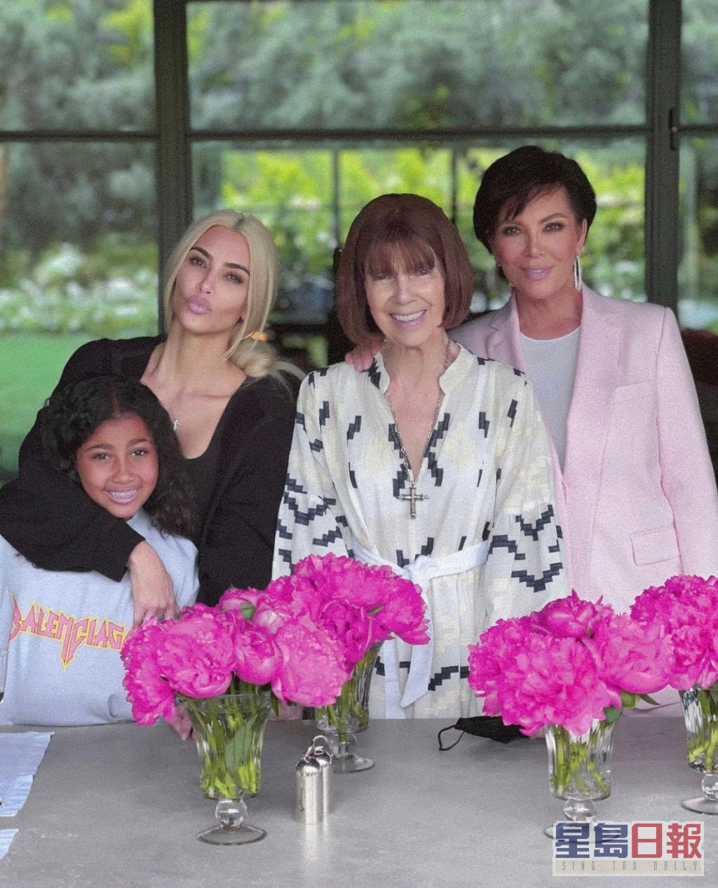 Kim（左二）分享四代同堂的合照賀母親節。