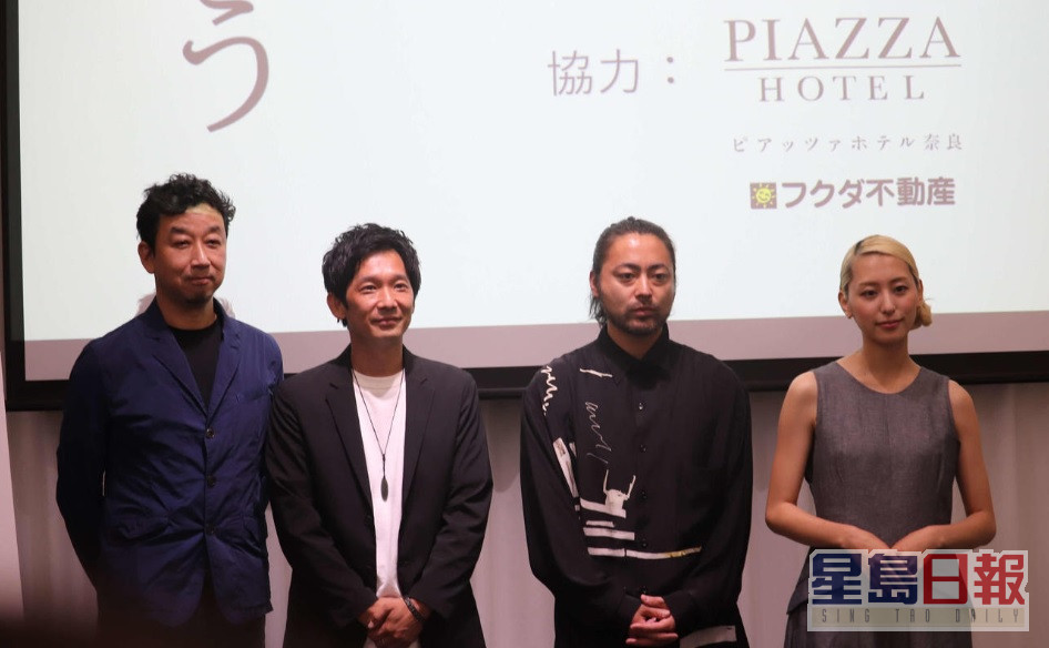 （左起）导演石桥义正、制作人伊藤主税联同山田孝之、下京庆子现身宣传新片。
