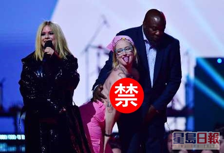 裸女不断挑衅Avril Lavigne，在她身边行来行去。（路透社图片）