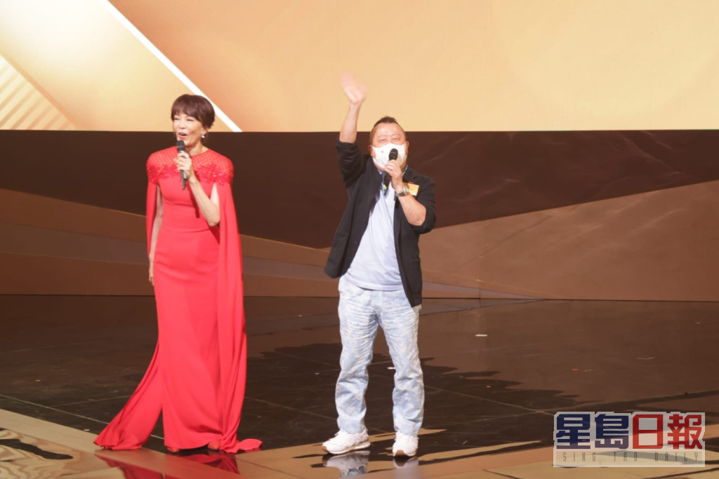 曾志伟率近百TVB艺人现身，声势浩荡。