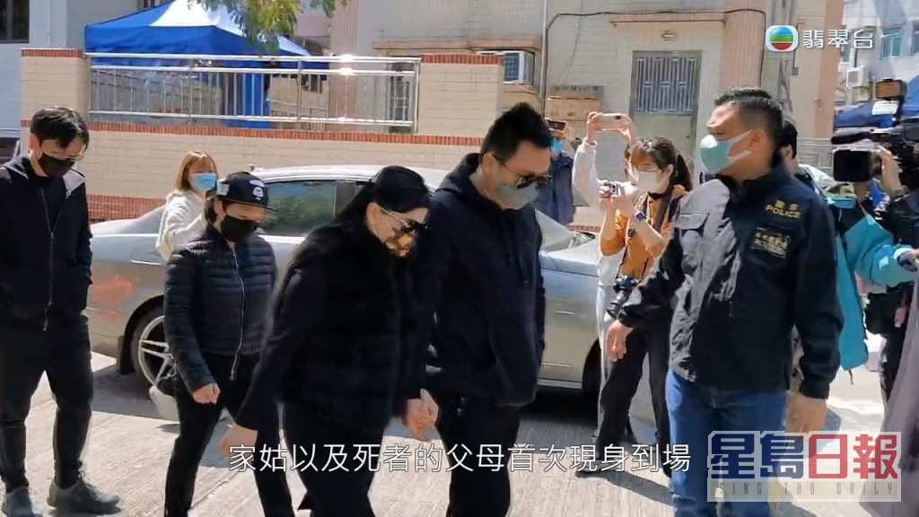 蔡天凤的10多名亲友，包括其父母、阿姨、丈夫等为好进行路祭。