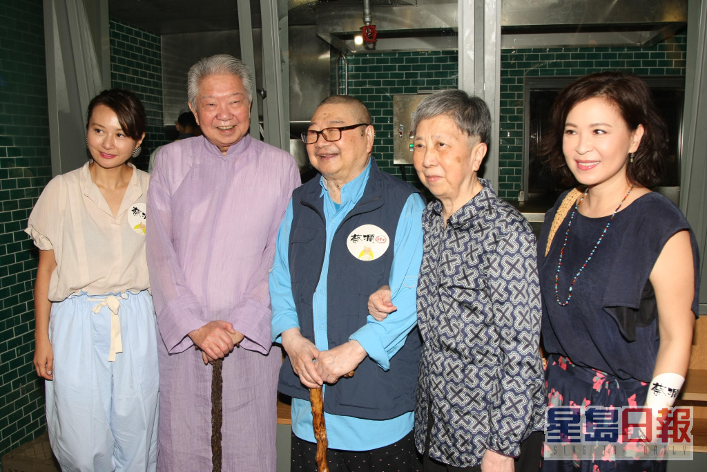 蔡瀾（左二）於2018年開餐廳，黃霑的女兒黃宇詩（左一）、倪匡夫婦及蘇玉華（右一）到賀。