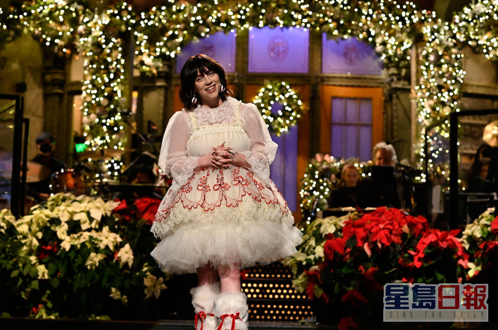 Billie罕有打扮女性化，穿上泡泡裙現身《SNL》。