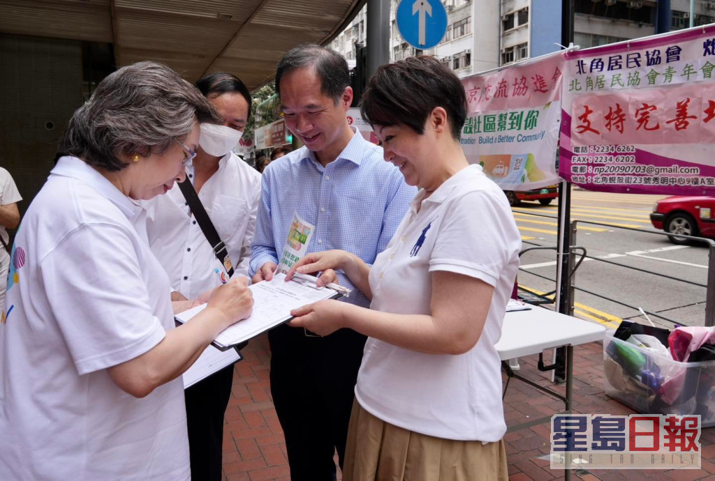 杨何蓓茵在街站遇上中电总裁蒋东强(右二)。杨何蓓茵facebook图片