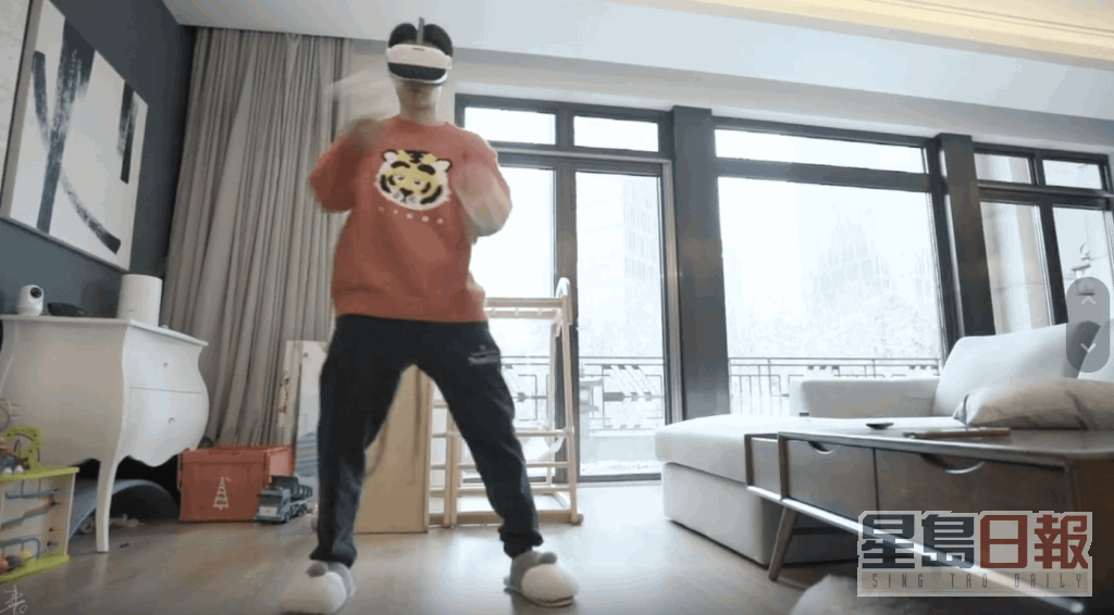 张晋打VR。