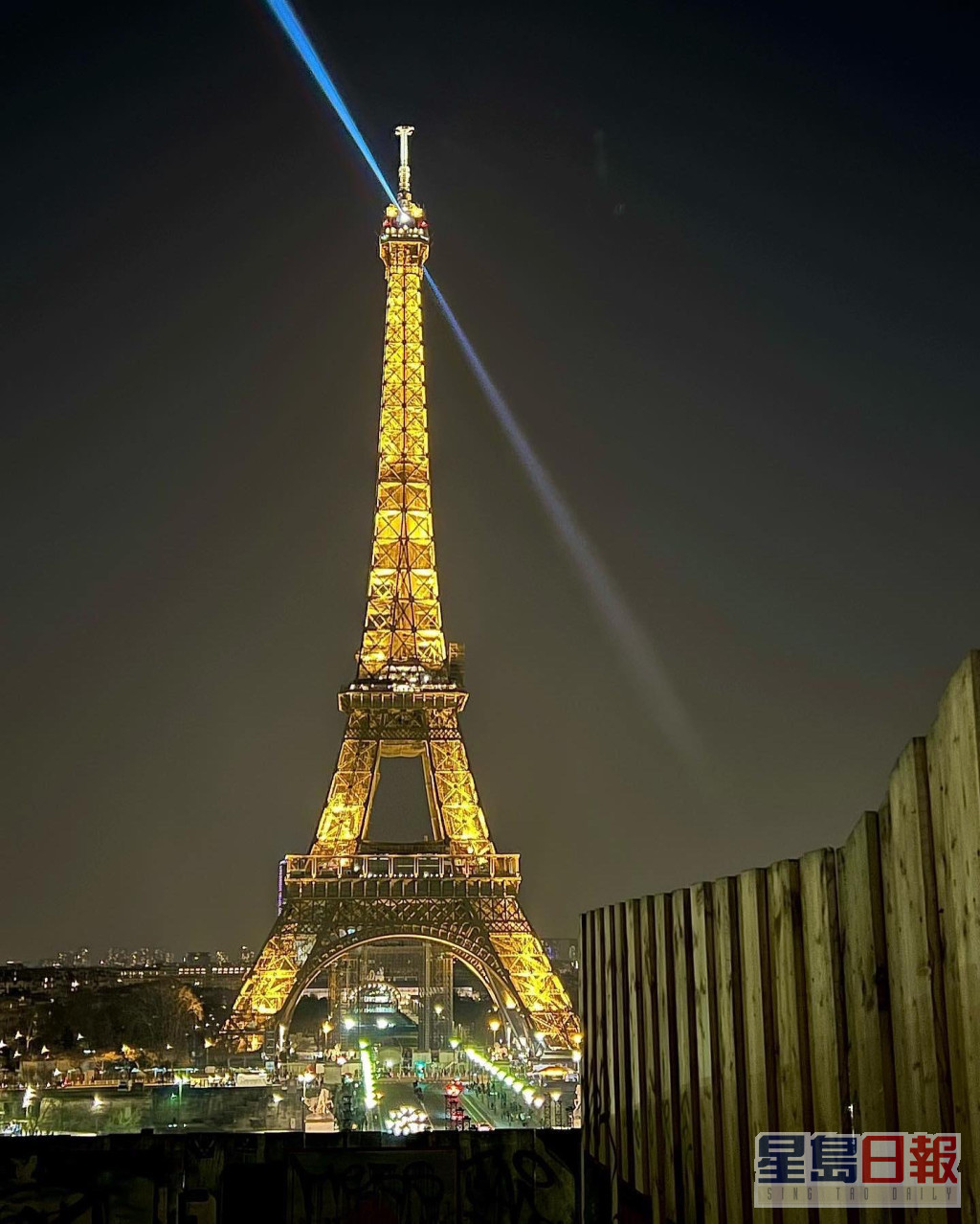 临走探一探巴黎铁塔。