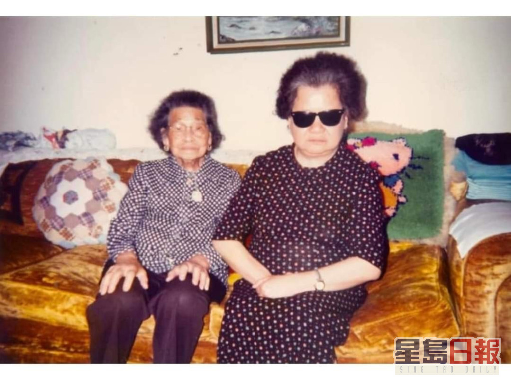 程文辉女士(右)与和姐(左)虽为主仆，但感情更胜母女。