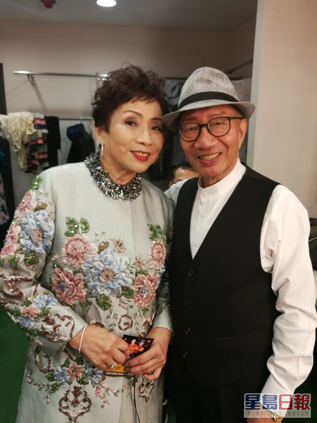 2019年余子明与冯素波（左二）一齐开骚，当时太太冯素云亦有粉墨登场。