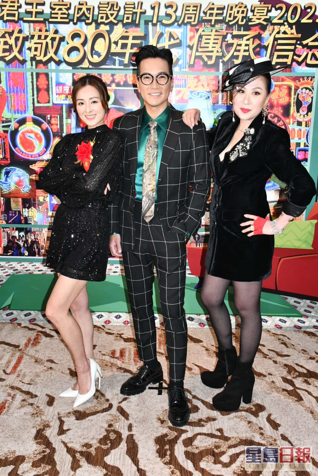 江欣燕（右）本來打算穿身上的80年代服飾為林敏驄今晚的演唱會演出，但發現昨晚有傳媒在場，只好今晚換新裝。