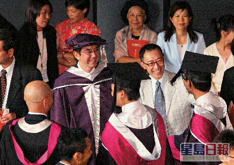 黃秋生於2004年獲演藝學院頒院士銜，毛俊輝到賀。（東周刊圖片）