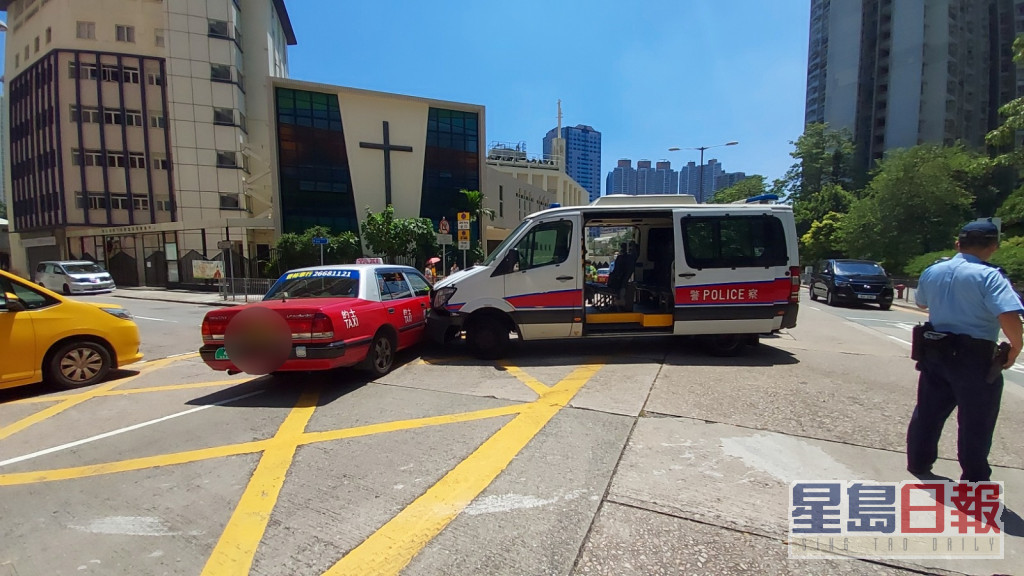 警車與的士相撞，的士司機送院治理。