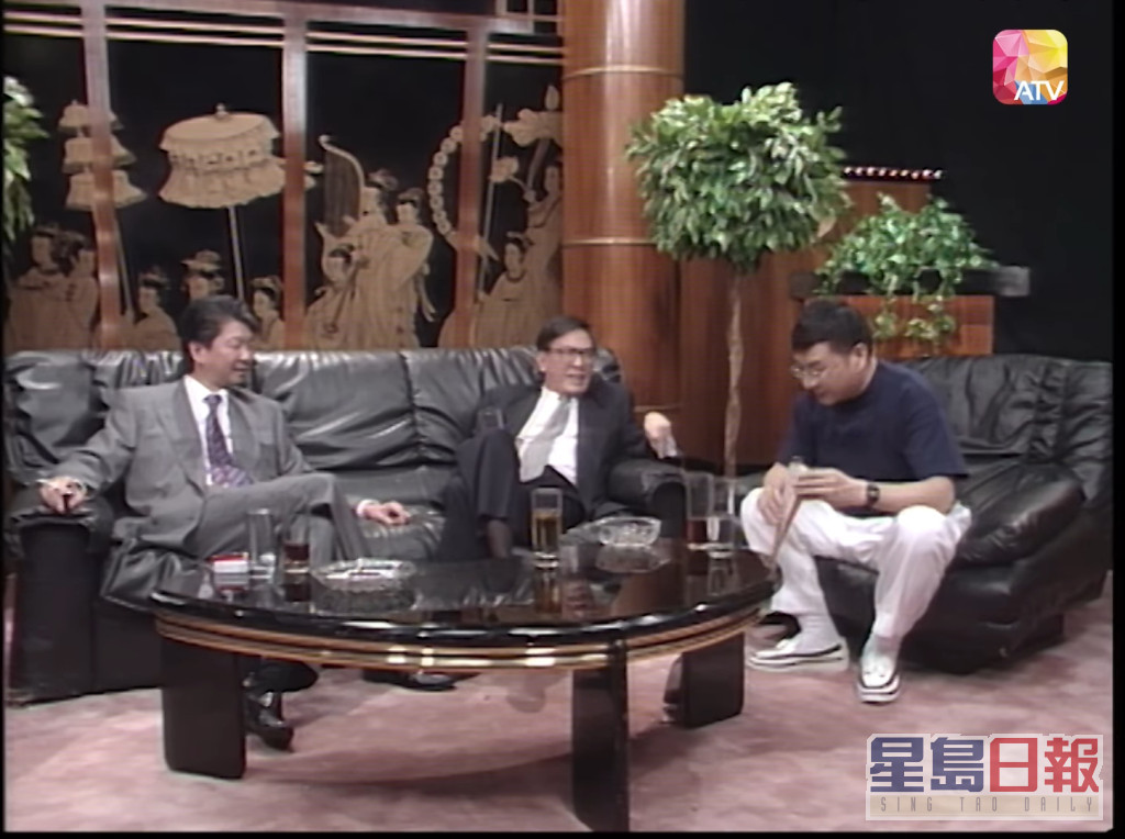 （左起）蔡澜、黄沾、倪匡在1989年至1990年主持过两季《今夜不设访》，访问过张国荣、周润发等多位巨星。