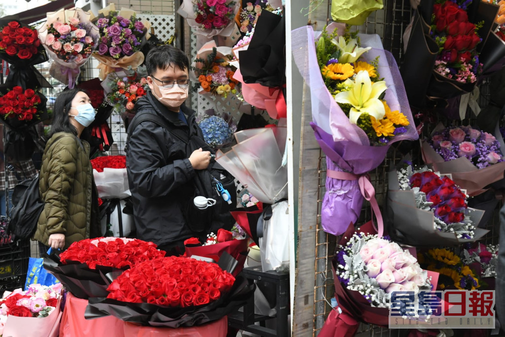 市民到花墟选购鲜花。