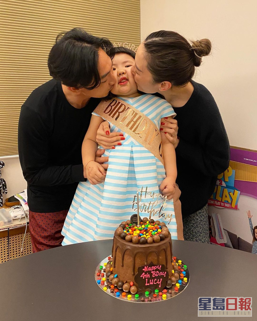 Lucy到去年庆祝4岁生日，终于有王冠、彩带、蛋糕及birthday kiss。  ​