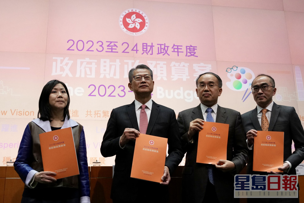 2023至24财政年度政府财政预算案记者会（左起：朱曼铃、陈茂波、许正宇、梁永胜出席）。（苏正谦摄）