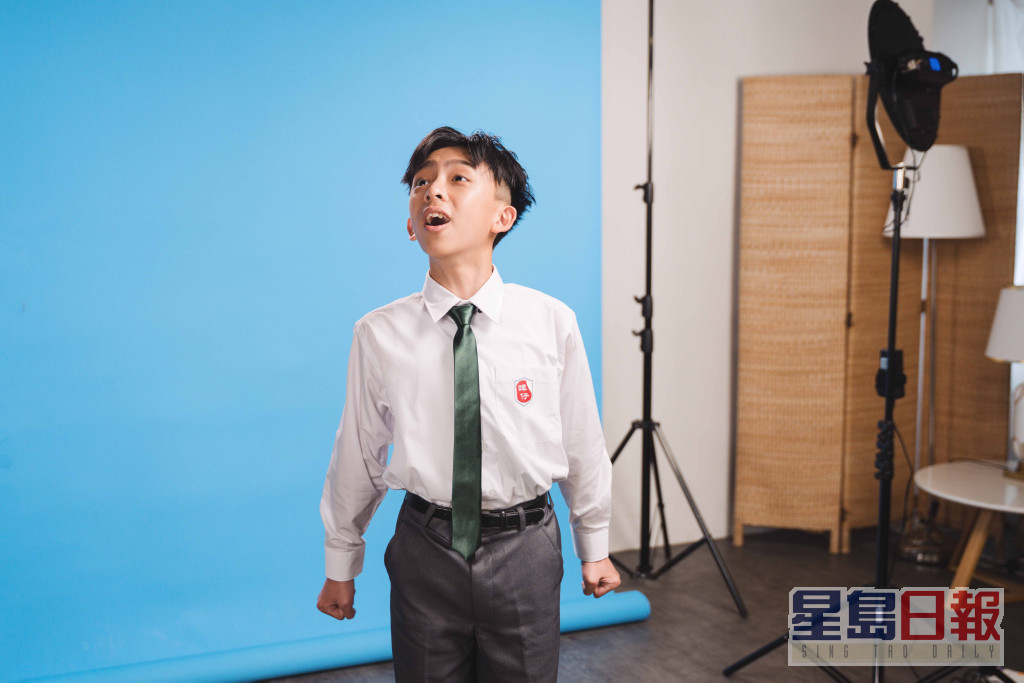 與呂爵安撞樣的11歲蔡施齊，最近化身成「 朗誦安」拍廣告。