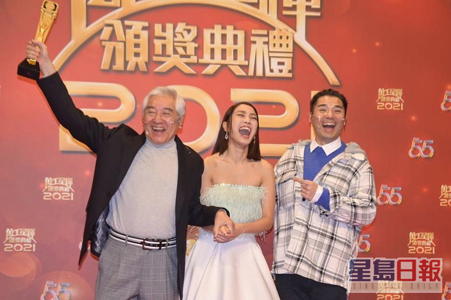 姜丽文夺「飞跃进步女艺员」奖项，爸爸秦沛和哥哥姜文杰都好开心。