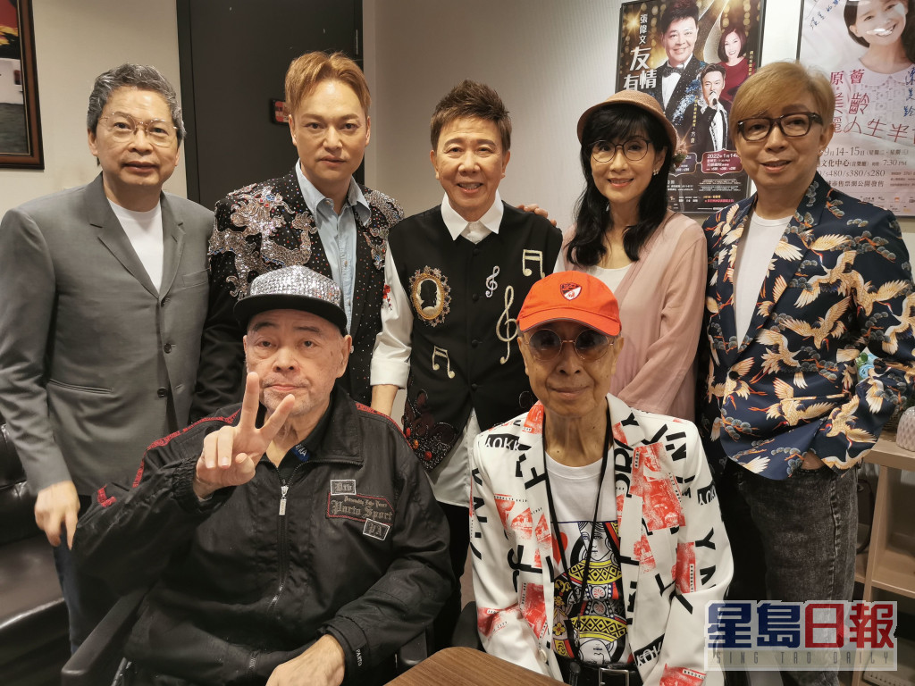 环星娱乐老板张国林(左一)为一班歌手开骚，包括方伊琪(右二)，张伟文经理人方俊(左二)担任表演嘉宾。