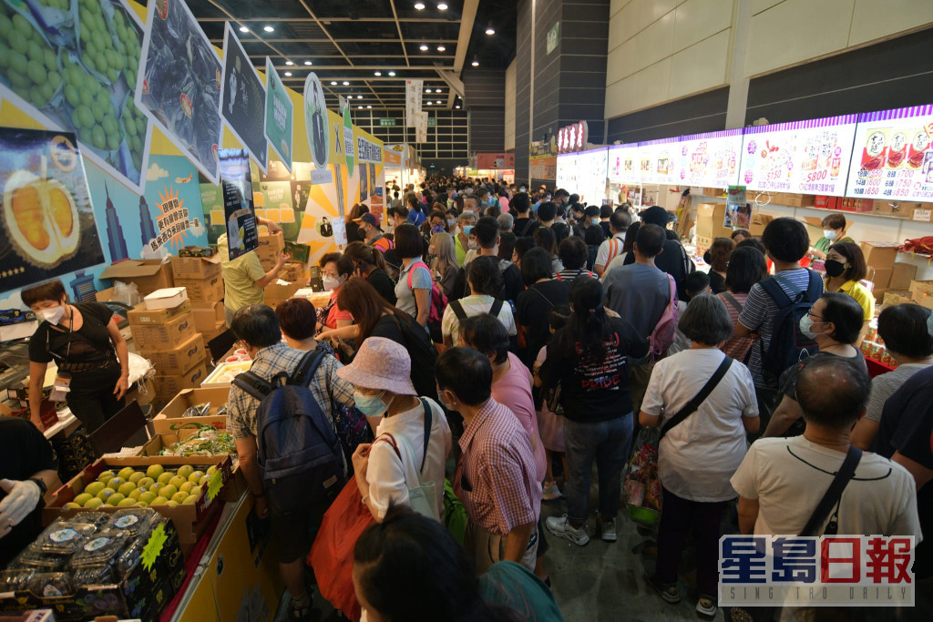 美食博览最后一日大批市民到场购买食品。