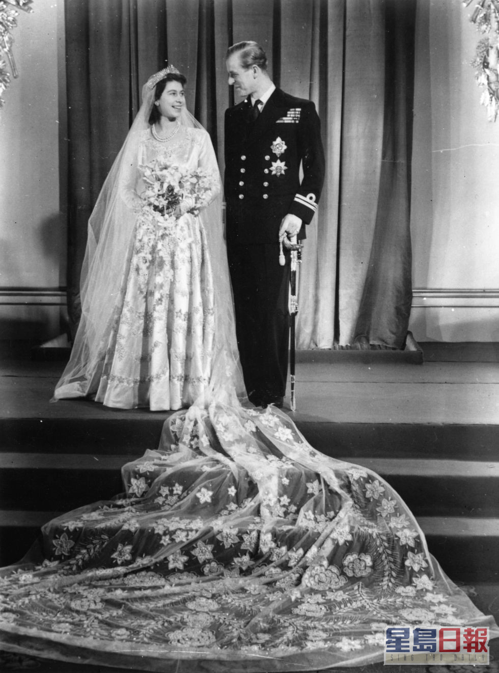 英女皇的婚紗依靠配給券下完成。網上圖片